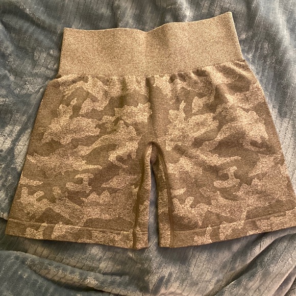 NVGTN Pants - NVGTN khaki camo seamless shorts